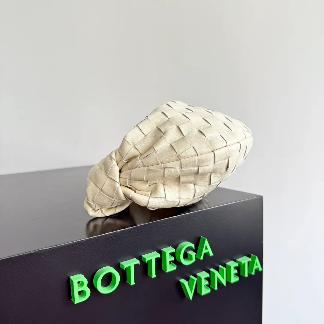 Batch 1120 Bottega veneta͙.——The latest woven knotted hobo🔥 The top-grade lambskin leather is very soft, the bag shape is unique, practical and durable. It retains the traditional woven elements while being a little more flamboyant ~ Made of hand-woven sheepskin, zipper opening and closing, curved seamless structure, effortless to match. Highly recommended⚠️⚠️⚠️ The highest-end in the market🌈 Welcome to compare [all shipped from the factory with a full set of packaging] size: 26x13x8.5cm.    Model: 651876